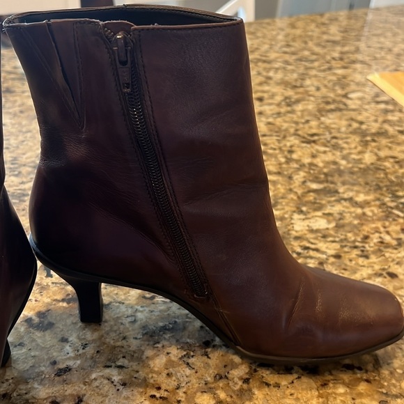 ANTONIO MELANI 100% leather brown booties women’s 8.5. Square toe w/ kitten heel - Picture 4 of 11